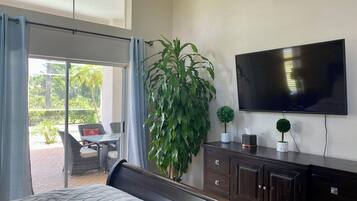 2 chambres, fer et planche à repasser, Wi-Fi, draps fournis