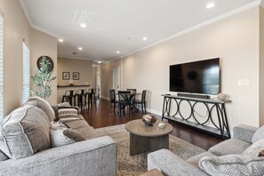 Smart-TV og stereoanlegg