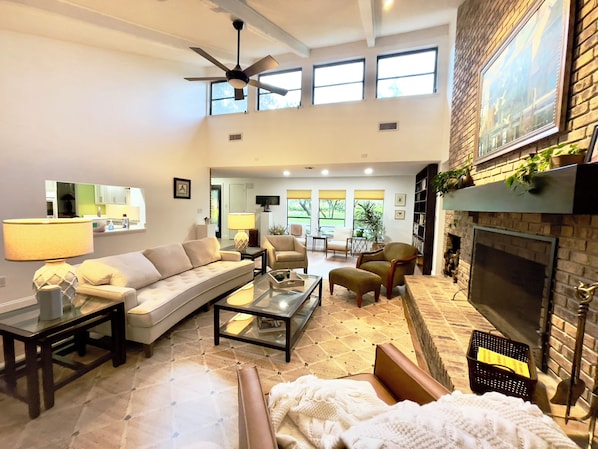 Smart TV, fireplace