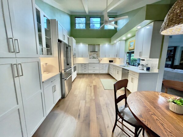 Mikrovågsugn, ugn, spishäll och diskmaskin