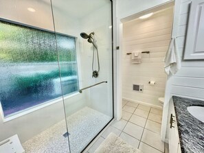 Chuveiro, secador de cabelo, toalhas de banho, sabonete