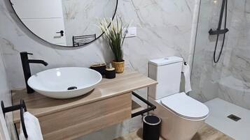 Een douche, een haardroger, handdoeken