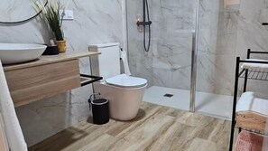 Dusche, Haartrockner, Handtücher