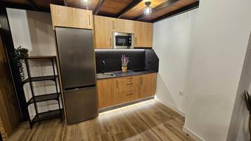 Een koelkast, een magnetron, een koffiezetapparaat/waterkoker