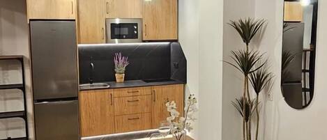 Frigorífic, microones, cafetera i tetera i torradora