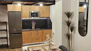 Kühlschrank, Mikrowelle, Wasserkocher mit Kaffee-/Teezubehör, Toaster