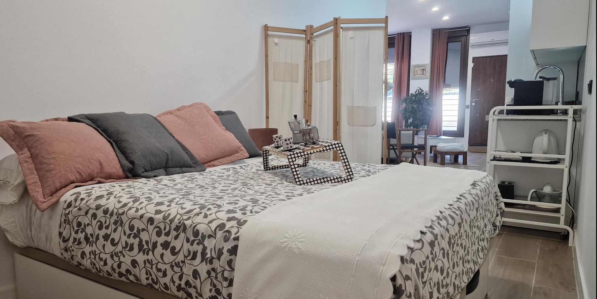 Een strijkplank/strijkijzer, internet, beddengoed