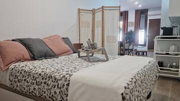 Iron/ironing board, internet, bed sheets