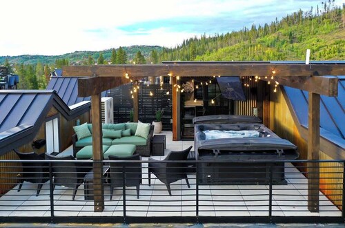 Pano Views | Hot Tub | Entertainment