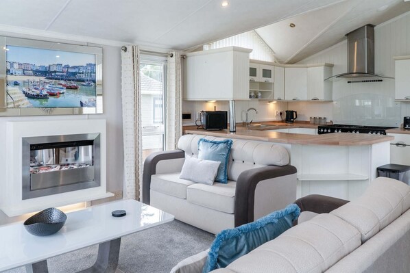 Una sala de estar moderna con un sofá, una mesa de centro y una chimenea.