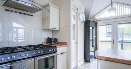 2 Manor Lodge - 2 Bedroom Lodge - Pendine