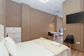 1 slaapkamer, een bureau, een strijkplank/strijkijzer, internet