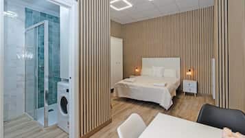 1 slaapkamer, een bureau, een strijkplank/strijkijzer, internet