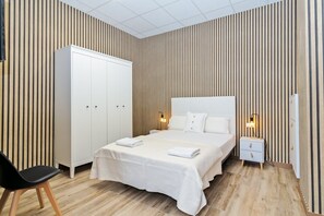 1 chambre, bureau, fer et planche à repasser, accès Internet