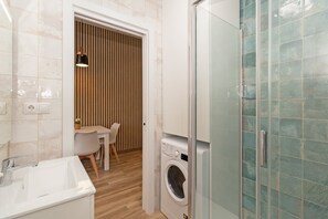 Dusche, Haartrockner, Handtücher