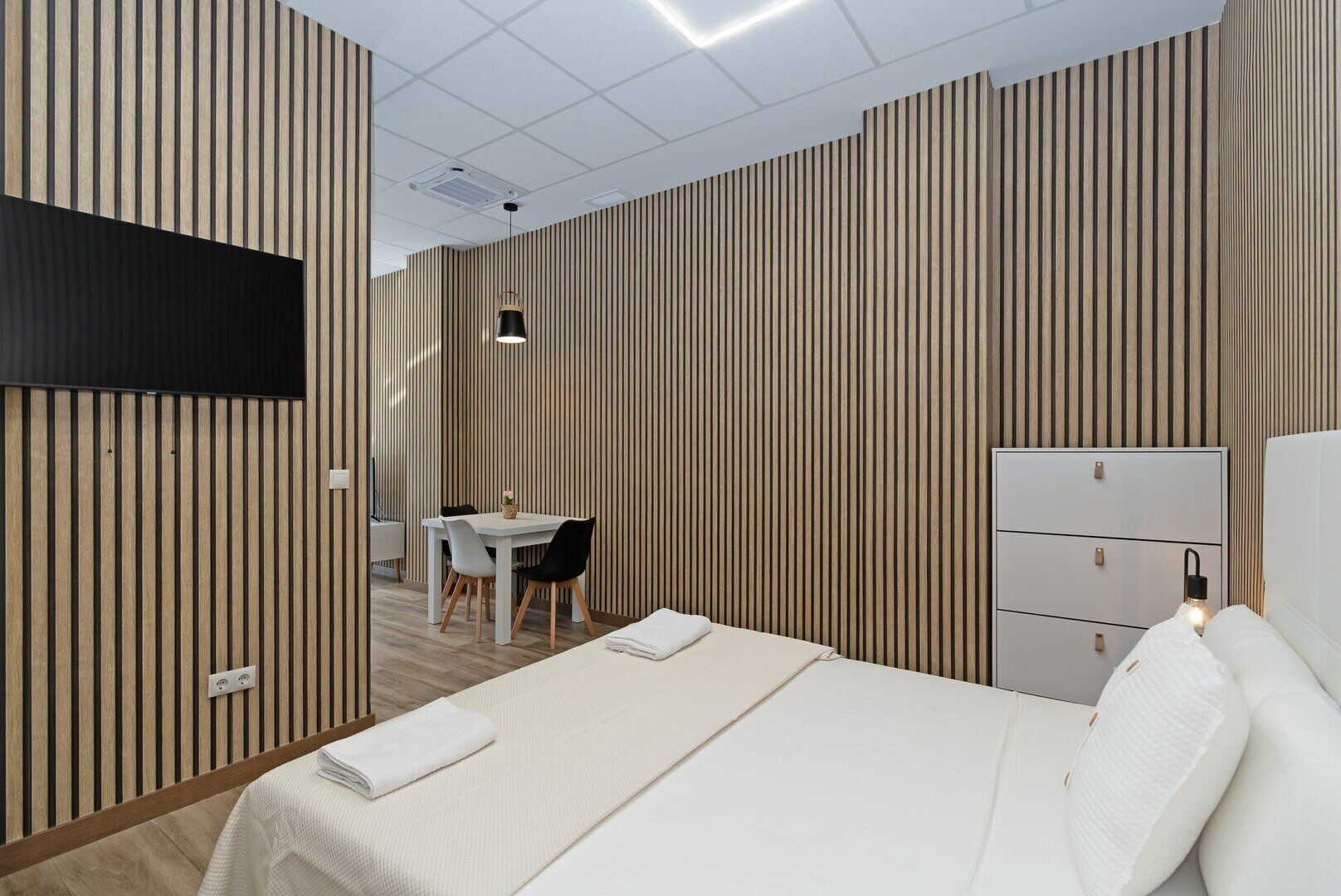 1 habitación, escritorio, tabla de planchar con plancha y internet 