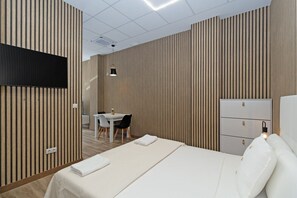 1 chambre, bureau, fer et planche à repasser, accès Internet