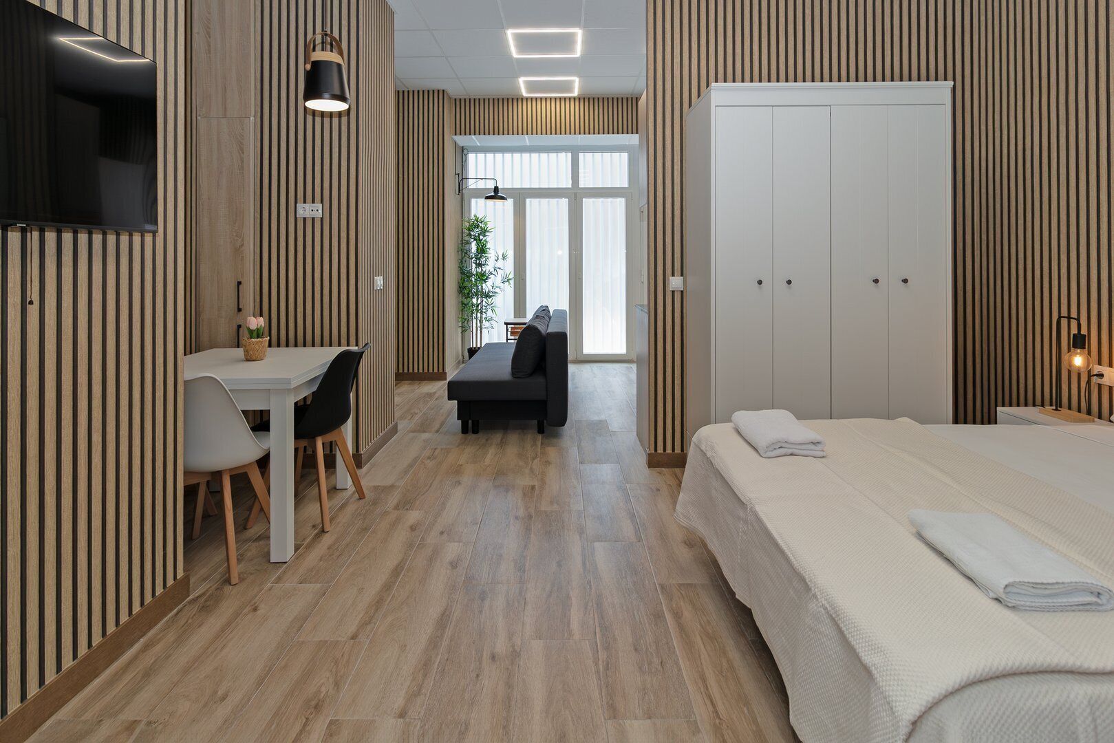 1 slaapkamer, een bureau, een strijkplank/strijkijzer, internet