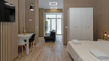 1 slaapkamer, een bureau, een strijkplank/strijkijzer, internet