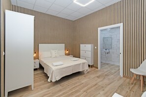 1 sovrum, skrivbord, strykjärn/strykbräda och internet