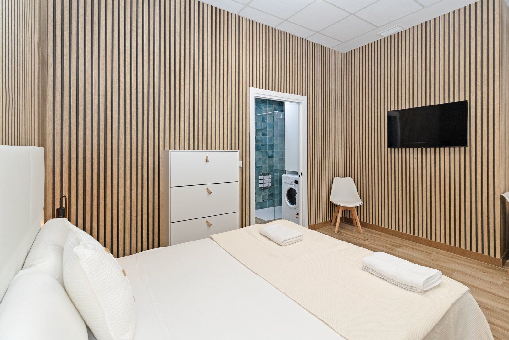 1 slaapkamer, een bureau, een strijkplank/strijkijzer, internet
