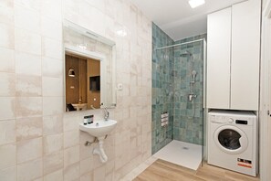 Douche, sĂšche-cheveux, serviettes fournies, savon