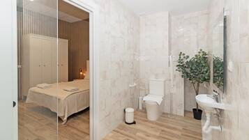 Een douche, een haardroger, handdoeken, zeep