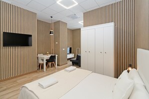 1 chambre, bureau, fer et planche à repasser, accès Internet