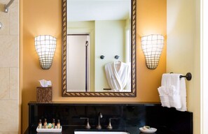 تجهيزات دش، حوض استحمام بنظام ضخ المياه، مجففات شعر، مناشف