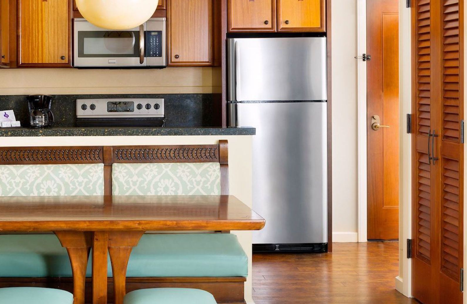 Frigorifero, microonde, forno, piano cottura