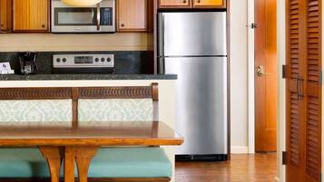 Frigorífico, microondas, horno y placa de cocina