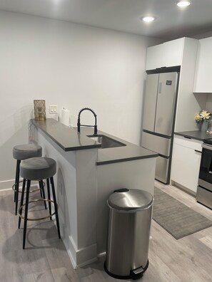 Réfrigérateur, micro-ondes, four, plaque de cuisson