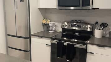 Refrigerador, microondas, horno, placa de cocina