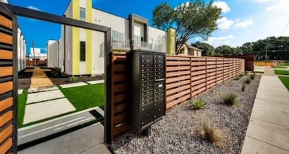 Sophisticated, comfortable and convenient 1-bdrm apt in Downtown Dallas.