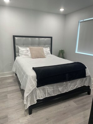 1 habitación, tabla de planchar con plancha, wifi gratis y ropa de cama 