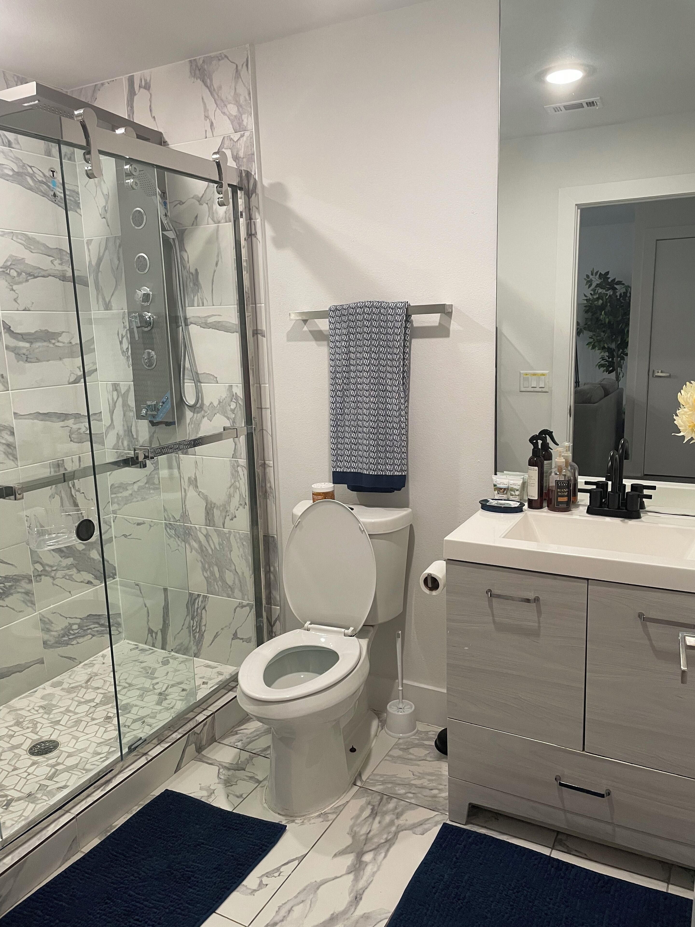 Douche, serviettes fournies, savon, shampooing