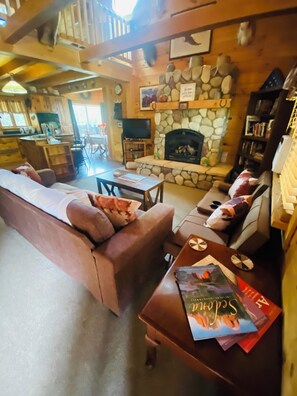 TV, fireplace, books - Cozy beautiful 3-bedroom cabin with Hot tub in Sedona 10 mins from uptown Sedona (Sedona)