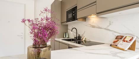 Fridge, oven, stovetop, dishwasher