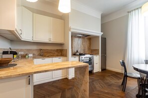 Fridge, oven, stovetop, dishwasher