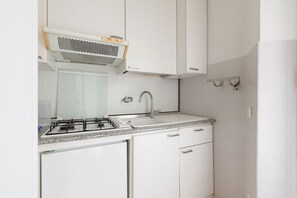 Refrigerador, microondas, parrilla de estufa y tetera eléctrica 