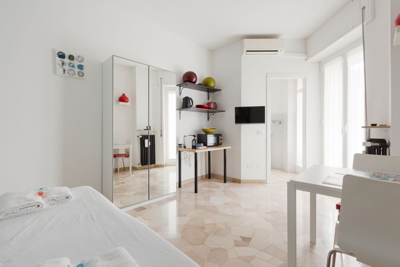 Een strijkplank/strijkijzer, wifi, beddengoed