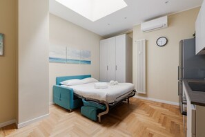 Tabla de planchar con plancha, wifi y ropa de cama 