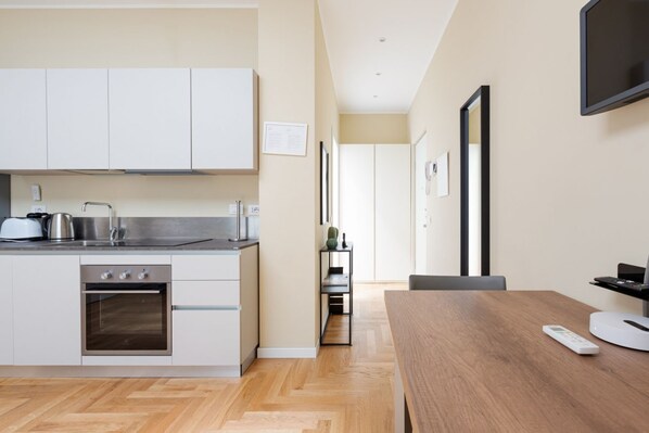 Een koelkast, een oven, een kookplaat, een vaatwasser