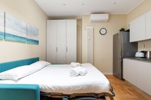 Iron/ironing board, WiFi, bed sheets