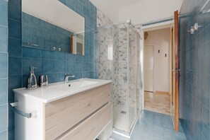 Douche, sèche-cheveux, bidet