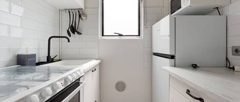 Réfrigérateur, micro-ondes, four, plaque de cuisson