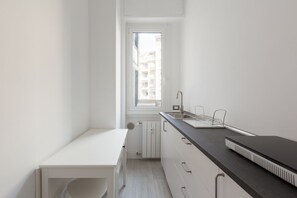 Réfrigérateur, micro-ondes, plaque de cuisson