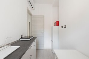 Kjøleskap, mikrobølgeovn, kokeplater og kjøkkenutstyr