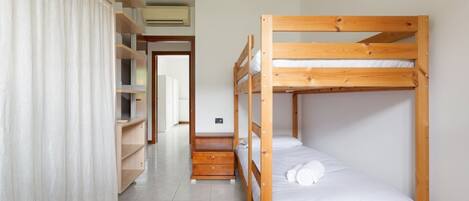 2 habitaciones, tabla de planchar con plancha, wifi y ropa de cama