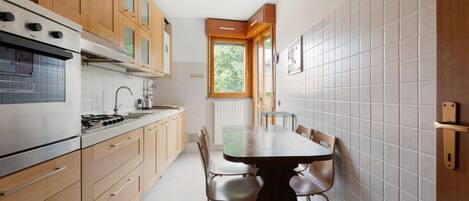 Fridge, oven, stovetop, dishwasher